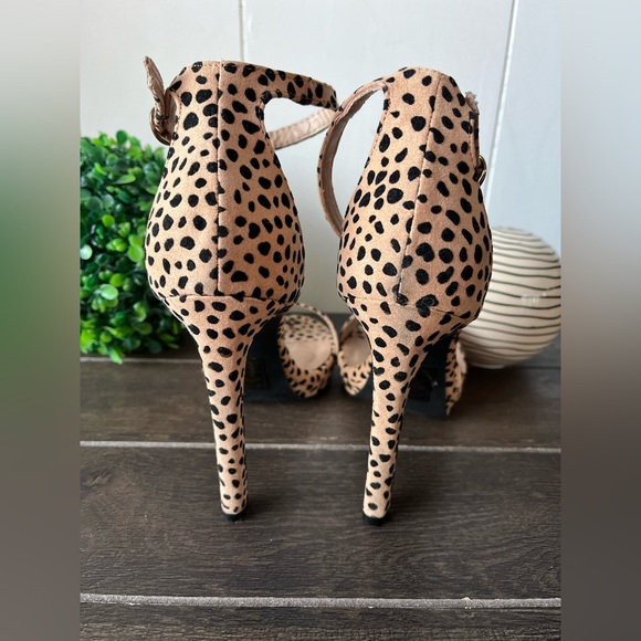Qupid Faux Suede Cheetah Print Ankle Strap Heels Size 8 - Picture 9 of 13